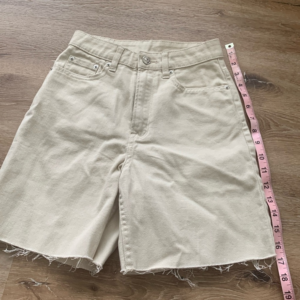 H&M women’s shorts size 0. Great condition